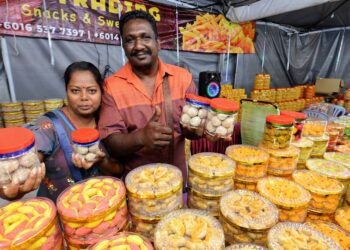 N. GOPINATHAN dan  isterinya, K. Kalaiarasi menunjukkan kuih tradisional masyarakat India yang dijual di gerainya yang terletak di Karnival Deepavali Negeri Sembilan 2023 di Taman AST, Seremban. – UTUSAN/MOHD. SHAHJEHAN MAAMIN.
