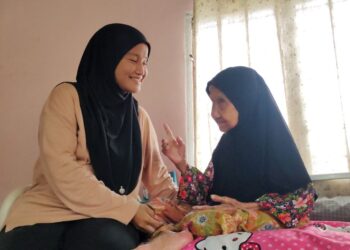 HALIPAH Hasan (kanan) ditemani cucunya, Norazizah Mat Ripin ketika ditemui di Kampung Ladang, Gemas, Tampin.-UTUSAN/NOR AINNA HAMZAH.