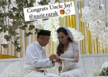 GAMBAR tular Nazir Razak menyarung cincin kepada pasangannya yang dikongsi Norashman. - FOTO/IG ASHMAN NAJIB