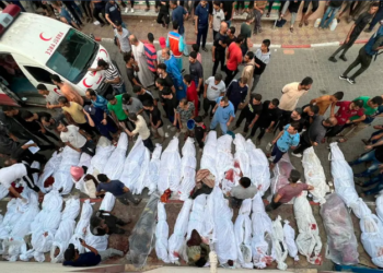 PENDUDUK menyusun jenazah mangsa pengeboman tentera Israel di Gaza, Palestin. - REUTERS