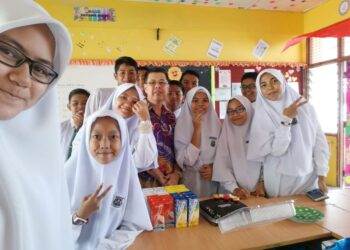 PELAJAR Melayu di Sekolah Menengah Kamil, Pasir Puteh, Kelantan menunjukkan kesungguhan yang tinggi dalam mempelajari Bahasa Cina Komunikasi di bawah bimbingan penulis (tengah).