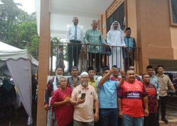 AL-SULTAN ABDULLAH Ri'ayatuddin Al-Mustafa Billah Shah (atas, dua dari kiri) dan wakil Kerajaan UAE (dua dari kanan) bersama penduduk ketika melawat bahagian dalam Rumah Rakyat Al-Sultan Abdullah (Ru'RASA) di Kampung Kedondong di Jerantut, Pahang.