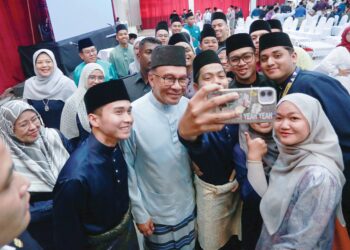 SEJAK diangkat sebagai Perdana Menteri, Anwar Ibrahim mengambil inisiatif bertemu golongan mahasiswa menerusi sesi dialog. – UTUSAN/AFIQ RAZALI