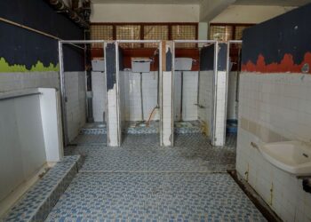 TANDAS kotor, tersumbat, tiada pintu, paip bocor dan berkarat serta air dan kumbahan melimpah sudah tentu menyebabkan murid berasa kurang selesa. – UTUSAN/FARIZ RUSADIO