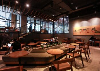 SEKIRANYA tindakan boikot ingin juga dilakukan, nasib mereka yang terkesan terutama pekerja dan pencari nafkah perlu dibela. – UTUSAN/AFIQ RAZALI