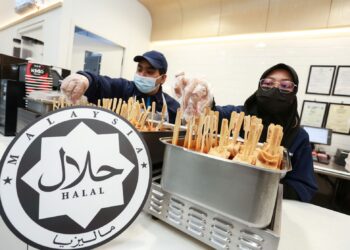 PASARAN halal di Malaysia dijangka mencecah nilai RM113.20 bilion menjelang 2030. – UTUSAN/AFIQ RAZALI