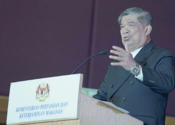 PENULIS menaruh harapan tinggi kepada Mohamad Sabu agar mengupayakan setiap jabatan dan agensi di bawah kementeriannya dengan penyampaian perkhidmatan bermutu. – UTUSAN/FAISOL MUSTAFA