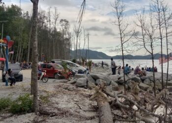 SUASANA di Pantai Kota Kulit Kerang di Pengkalan Baharu, Pantai Remis yang menjadi tarikan pelancong. - UTUSAN/SHAMSUL KAMAL AMARUDIN