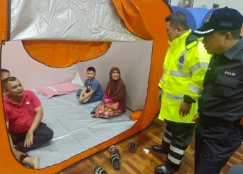 MAZLI Mazlan (dua dari kanan) melawat mangsa banjir di PPS Dewan Serbaguna Tok Jembal, Kuala Nerus, hari ini.- UTUSAN/TENGKU DANISH BAHRI TENGKU YUSOFF