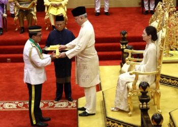 SULTAN Nazrin Muizzuddin Shah mengurniakan Darjah Paduka Cura Si Manja Kini kepada Mohd. Arshil Moideen pada Istiadat Penganugerahan Darjah Kebesaran, Bintang dan Pingat Negeri Perak di Istana Iskandariah, Kuala Kangsar hari ini. - UTUSAN/ZULFACHRI ZULKIFLI