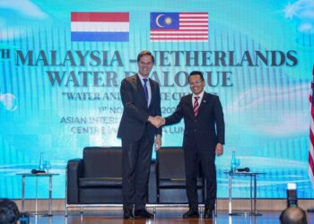 PERDANA Menteri Belanda, Mark Rutte (kiri) bersalaman bersama Menteri Sumber Asli, Alam Sekitar dan Perubahan Iklim Nik Nazmi Nik Ahmad selepas Dialog Air Malaysia-Belanda kali ke-6 di Pusat Timbang Tara Antarabangsa Asia (AIAC) di sini, hari ini. -UTUSAN/FARIZ RUSADIO