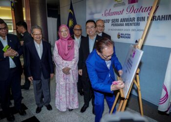 ANWAR Ibrahim menandatangani plak perasmian ketika melakukan lawatan rasmi ke MIMOS Berhad (MIMOS) di MIMOS Bukit Jalil di sini, hari ini.-UTUSAN/ FARIZ RUSADIO