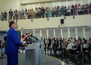 ANWAR Ibrahim berucap ketika melakukan lawatan rasmi ke MIMOS Berhad (MIMOS) di MIMOS Bukit Jalil di sini, hari ini. -UTUSAN/FARIZ RUSADIO