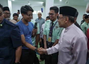 ANWAR Ibrahim hadir menunaikan solat jumaat dan beramah mesra bersama jemaah surau Musolla Asy Syafi di Hospital Sultan Idris Shah, Serdang hari ini. UTUSAN/AMIR KHALID