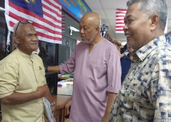 RAJA Mohamed Affandi Raja Mohamed Noor (tengah) bersama Ahmad (kanan) bertemu penjawat awam di Wisma Persekutuan, Kemaman, hari ini. - UTUSAN/NIK NUR IZZATUL HAZWANI NIK ADNAN
