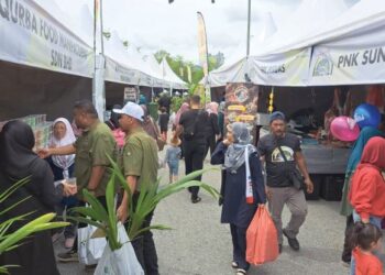 PENGUNJUNG melawat gerai pameran pada Program Hari Peladang, Penternak dan Nelayan Kebangsaan (HPPNK) Tahun 2023 di Dataran Bulatan Sultan Azlan Shah, Ipoh semalam. – UTUSAN/SAYED HESHAM IDRIS