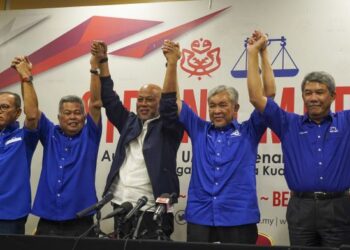 AHMAD Zahid Hamidi mengangkat tangan bersama Calon Barisan Nasional P.040 Kemaman, Tan Sri Raja Mohamed Affandi Raja Mohamed Noor (tengah) pada Majlis Pengumuman Calon Barisan Nasional Pilihanraya Kecil P.040 Kemaman di Kuala Lumpur, hari ini. Turut kelihatan, Timbalan Pengerusi, Datuk Seri Mohamad Hasan. - UTUSAN/MOHD. FARIZWAN HASBULLAH
