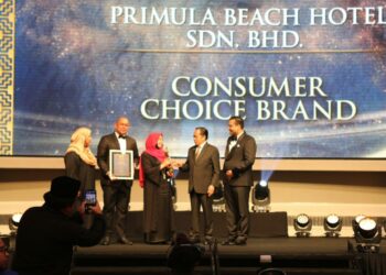SUAIBAH Harun (tengah)menerima dianugerahkan 'Consumer Choice Brand' daripada Ahmad Maslan (dua, kanan) pada Malam Anugerah Usahawan Berprestij Islam (IDEA Award 2023) di Kuala Lumpur, Jumaat lalu.