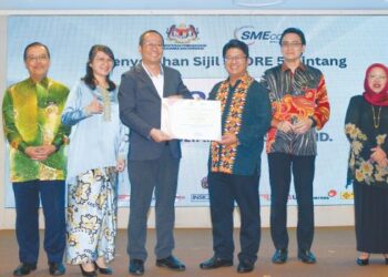 MENTERI Pembangunan Usahawan dan Koperasi, Ewon Benedick (tiga dari kanan) menyerahkan sijil penghargaan kepada peserta SCORE 5 Bintang, Grace Fong (dua dari kiri) dan Low Hin Foo (tiga dari kiri) pada Majlis Penutup dan Apresiasi Program Perintis Pemangkin PMKS SCORE 5 Bintang di bangunan SME Corporation, Kuala Lumpur semalam. – UTUSAN/SYAKIR RADIN