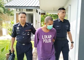 MOHAMAD Zairi Mohamad Nawi (tengah) didakwa ke Mahkamah Majistret Gerik hari ini  atas pertuduhan mencederakan anak kandungnya yang berusia 12 tahun dalam kejadian di Kampung Perah, Gerik minggu lalu. - UTUSAN