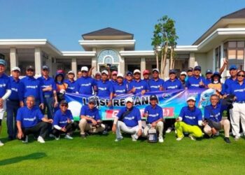 SEBAHAGIAN peserta Leisuremania Golf bergambar sebelum memulakan pertandingan di Parahyangan Golf, Bandung.