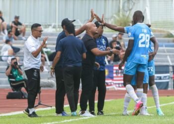 AKMAL Rizal Ahmad Rakhli (tengah) turut sama meraikan jaringan Abdul Abdeen ketika Penang FC menewaskan Sri Pahang 3-2 di Stadium Bandaraya, semalam.