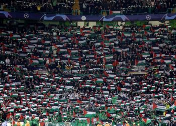 PENYOKONG Celtic mengibarkan bendera Palestin ketika perlawanan Liga Juara-Juara menentang Atletico Madrid.-AGENSI