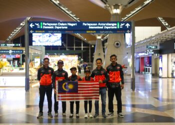 ZULFAHMI (dua dari kanan) bersama tiga daripada lima pelumba Malaysia (dua dari kiri) Farish Hafiy, Qabil Irfan dan Airel Marzuki di KLIA, Sepang, kelmarin. - Ihsan ZK Racing