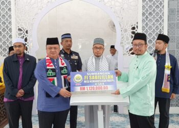 TUANKU  Syed Faizuddin Putra Jamalullail menyerahkan ‘Fi Sabillilah Misi Kemanusiaan MAIPs ke Gaza’ berjumlah RM1.12 juta kepada Pengarah JAIPs, Najmuddin Abdul Karim di  Masjid Tuanku Syed Faizuddin Putra Jamalullail, Kuala Perlis, hari ini.