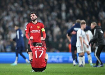 BRUNO Fernandes memujuk Alejandro Garnacho selepas pasukan mereka tewas 3-4 kepada FC Copenhagen dsalam saingan Liga Juara-Juara, semalam. Copenhagen menang 4-3. – AFP