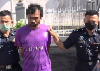 PEKERJA pemungut sampah yang didakwa merogol dan melakukan amang seksual terhadap anaknya  dibawa keluar dari Mahkamah Sesyen Kemaman,di Kemaman, hari ini. - UTUSAN/NIK NUR  IZZATUL HAZWANI NIK ADNAN