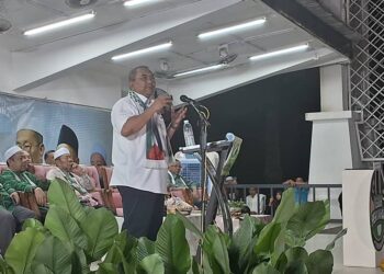 MUHAMMAD Sanusi Md. Nor ketika berucap pada Majlis Pelancaran Jentera PRK Parlimen Kemaman di Chukai, Kemaman, malam tadi. - UTUSAN/NIK NUR IZZATUL HAZWANI NIK ADNAN