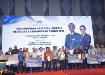 V. Sivakumar bergambar bersama para penerima anugerah pada Majlis Perhimpunan Kesatuan Sekerja Peringkat Kebangsaan Tahun 2023 di Putrajaya. - UTUSAN/FAISOL MUSTAFA