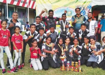 PASUKAN Hoki Sekolah Jenis Kebangsaan Tamil (SJKT) Arumugam Pillai menjadi johan kategori perempuan bersama jawatankuasa penganjur sempena Kejohanan Hoki Pinpoint   5s SJKT 2023 diadakan di Mini Turf SJKT Saraswathy Sungai Petani, Kedah baru-baru ini. – UTUSAN/ABD. RAZAK OSMAN