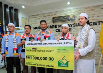 MAJLIS penyerahan sumbangan Dana Kecemasan Palestin yang disempurnakan Ustaz Wadi Annuar (dua dari kanan) kepada Mohd Johari Ismail di pejabat Muslim Care di Selayang. - UTUSAN/M FIRDAUS M JOHARI