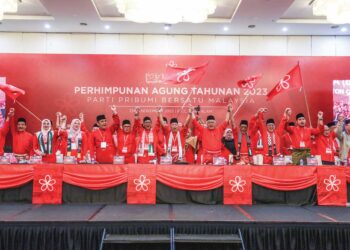 Muhyiddin Yassin bersama Majlis Pimpinan Tertinggi Bersatu selepas penangguhan Perhimpunan Agung Tahunan 2023 parti itu di Shah Alam, semalam. - UTUSAN/AFIQ RAZALI