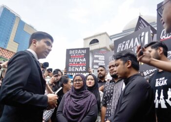SYED Saddiq Syed Abdul Rahman bersama dengan para penyokongnya selepas Mahkamah Tinggi Kuala Lumpur mendapati beliau bersalah atas empat pertuduhan, semalam. –UTUSAN/AMIR KHALID