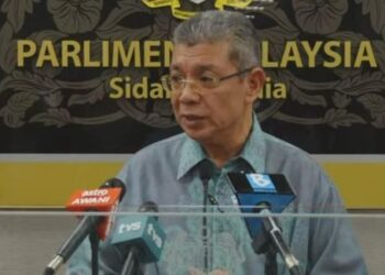 SAIFUDDIN Abdullah dalam sidang akhbar di pusat media Parlimen hari ini.