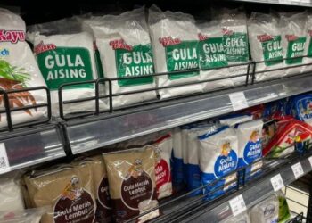RUANGAN minyak masak peket yang kosong di sebuah pasar raya di Kuala Terengganu, semalam. - UTUSAN/TENGKU DANISH BAHRI TENGKU YUSOFF