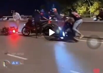 TANGKAP layar video yang tular di laman sosial yang menunjukkan penunggang motosikal mengangkat motosikal melintasi pembahagi jalan bagi mengelak ditahan pihak berkuasa di Lebuh Raya Tun Dr. Lim Chong Eu, George Town, Pulau Pinang, awal pagi tadi. - SUMBER MEDIA SOSIAL
