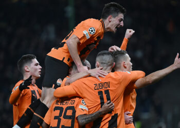 PEMAIN-Pemain Shakhtar Donetsk meraikan kemenangan selepas menewaskan Barcelona pada aksi Kumpulan H Liga Juara-Juara di Hamburg.-IHSAN FB Shakhtar FC