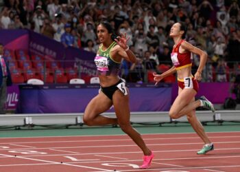 SHANTI Pereira melepasi garisan penamat untuk memenangi acara akhir 200 meter wanita Sukan Asia Hangzhou 2023. 
– AFP