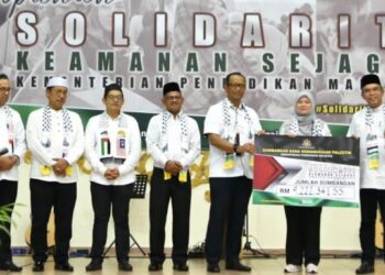 NIK NasarudinMohd. Zawawi (lima dari kiri) menyerahkan cek cura Dana Kemanusiaan Palestin kepada Fadhlina Sidek di Sekolah Sultan Alam Shah, Putrajaya, semalam. - FOTO/KEMENTERIAN PENDIDIKAN MALAYSIA