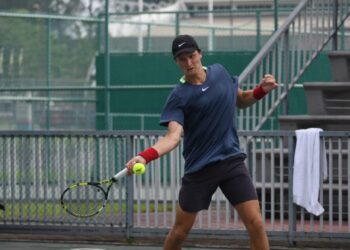 AKSI pemain Rusia, Zakharov Alexey ketika menentang pemain Korea, Lee Duckhee pada suku akhir Kejohanan Tenis Sanctband ITF World Tennis Tour M15 Pusingan 2 di Arena Tenis Perak di Ipoh hari ini. - UTUSAN