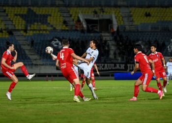 PEMAIN TFC, Adisak Kraisorn (tengah) dikawal ketat pemain Sabah FC pada perlawanan Liga Super di Stadium Sultan Mizan Zainal Abidin, Kuala Nerus, malam ini. - UTUSAN/PUQTRA HAIRRY ROSLI
