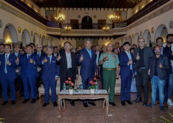 MOHAMAD Hasan (tengah) bersama Panglima Angkatan Tentera, Jeneral Tan Sri Mohammad Ab. Rahman (enam dari kanan) bergambar bersama tetamu selepas merasmikan Program Pembangunan Kapasiti dan Sesi Dialog Awam Rang Undang-Undang (RUU) Keselamatan Siber di Institut Antarabangsa Pemikiran dan Tamadun Islam (ISTAC-IIUM) di sini, hari ini. UTUSAN/ FARIZ RUSADIO