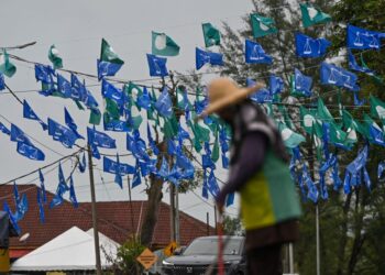 PENDUDUK Kemaman mengundi pada 2 Disember ini untuk memilih wakil rakyat baharu pada Pilihan Raya Kecil Kemaman. - UTUSAN/PUQTRA HAIRRY