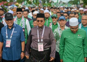 AHMAD Samsuri Mokhtar (tengah) diiringi penyokong hadir di Pusat Penamaan Calon Pilihan Raya Kecil (PRK) Parlimen Kemaman di Dewan Berlian Utama, Majlis Perbandaran Kemaman, Terengganu. -UTUSAN/PUQTRA HAIRRY