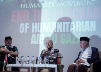 TUN Dr. Mahathir Mohamad dalam sidang akhbar 'Hentikan Sekatan Bantuan Kemanusiaan Dunia ke Gaza' di Putrajaya, - UTUSAN/FIASOL MUSTAFA