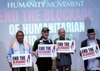 TUN Dr, Mahathir Mohamad bersama pemimpin NGO dalam program 'Hentikan Sekatan Bantuan Kemanusiaan Dunia ke Gaza' di Putrajaya. - UTUSAN/FAISOL MUSTAFA